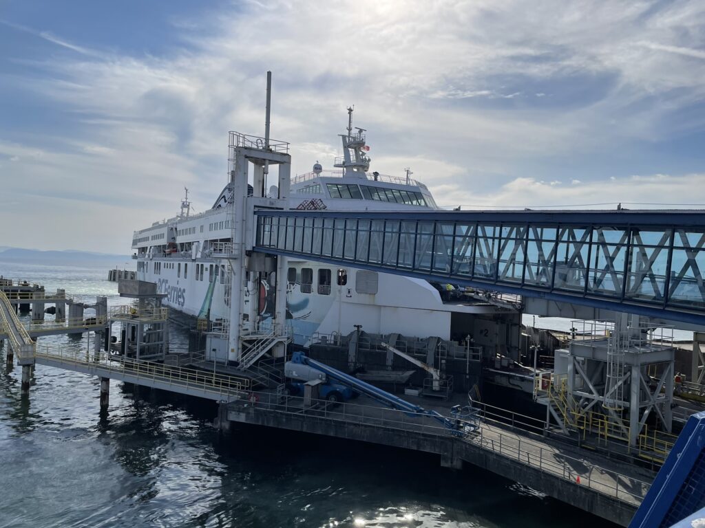 BCフェリーの乗り方完全ガイド!バンクーバーとビクトリアを結ぶ船【車での乗船や船内の様子も】